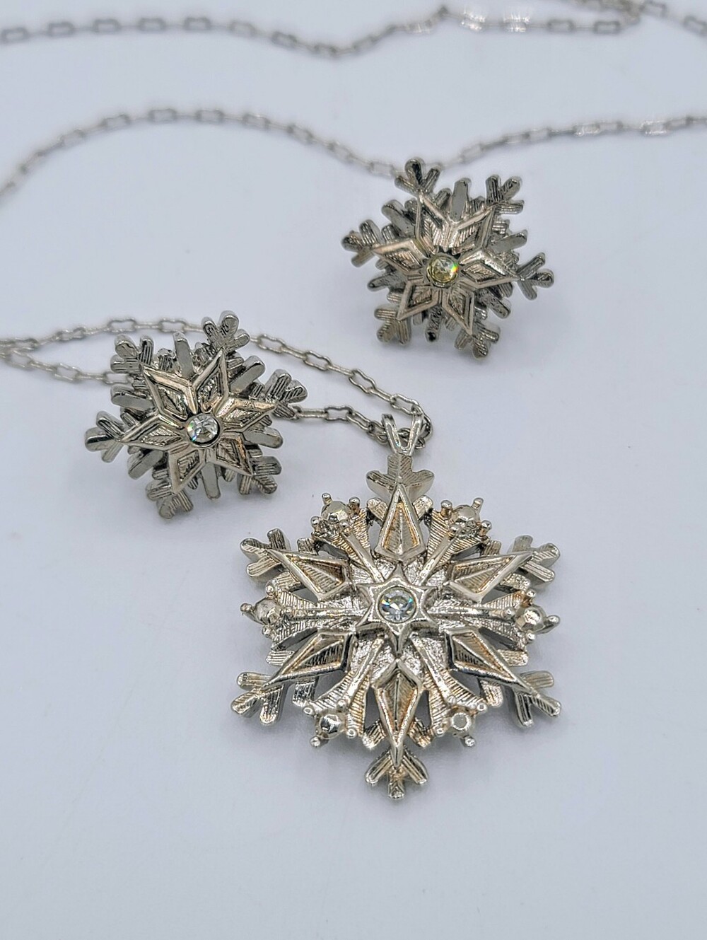 Avon Glistening Snowflake Necklace Earrings Set Silvertone Rhinestone 1988 VTG